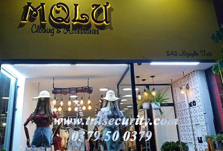 lap-dat-cong-tu-an-ninh-cho-shop-thoi-trang-mqlu